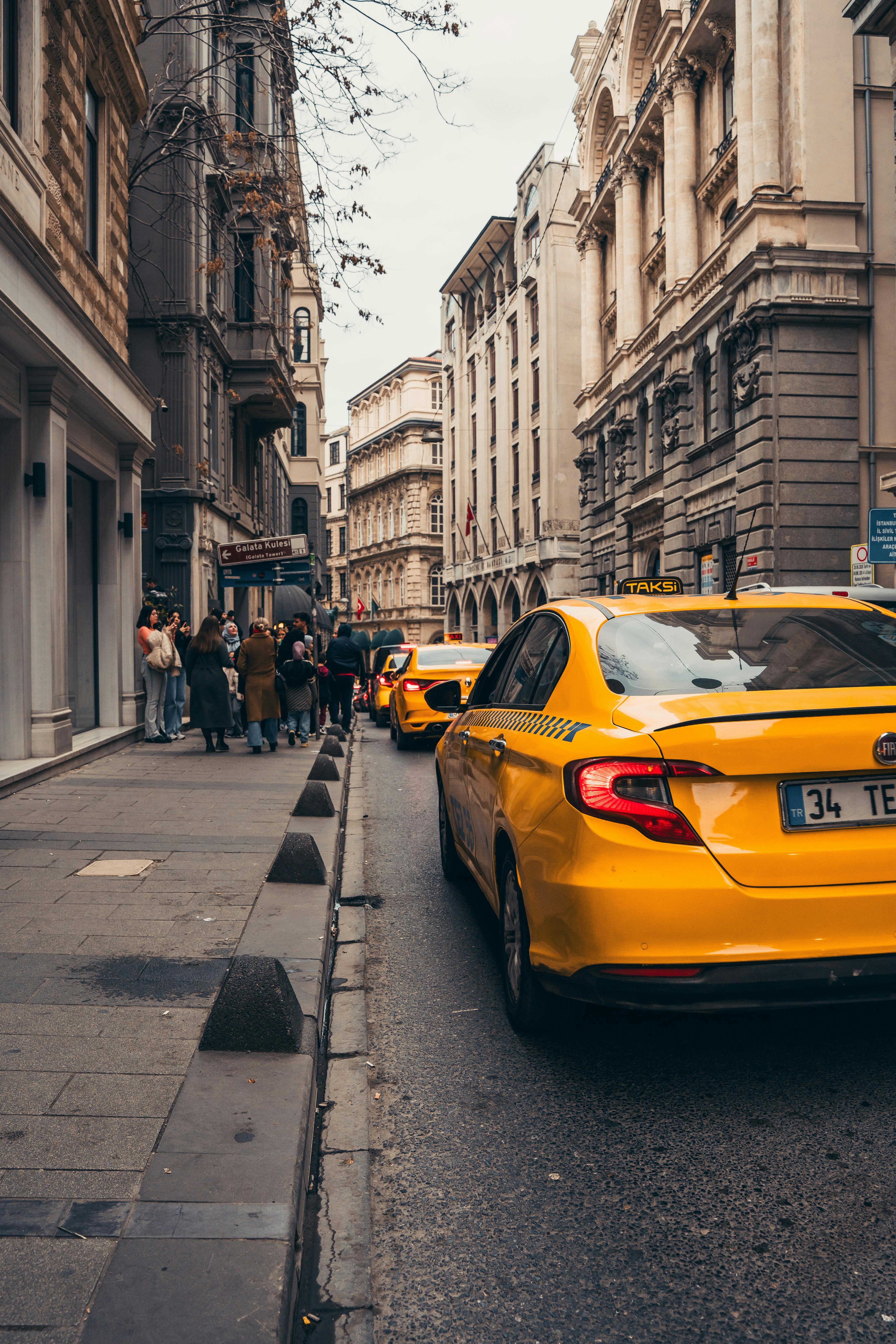 Gele taxi op straat in de stad.
