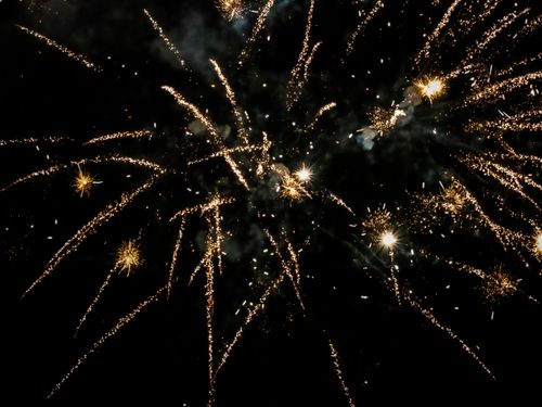 Free Captivating view of fireworks illuminating the night sky, perfect for celebration themes. Stock Photo