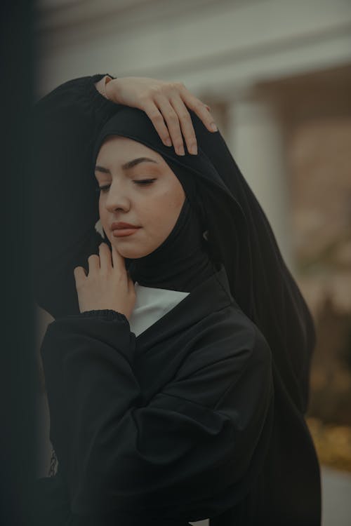 Kostenloses Stock Foto zu frau, hijab, kopf berühren