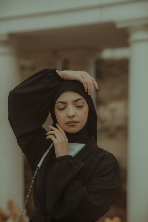 Free Artistic portrait of a woman wearing a traditional hijab in an outdoor setting, exuding grace and elegance. Stock Photo