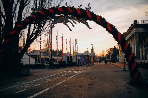 Free Scenic view of street decorations during sunset in Kyiv, perfect blend of urban festivity and twilight charm. Stock Photo