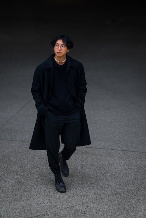 Foto profissional grátis de andando, cabelo curto, casaco preto