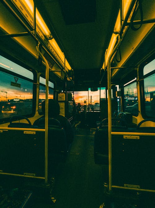 Foto profissional grátis de ônibus, pessoas, pôr do sol