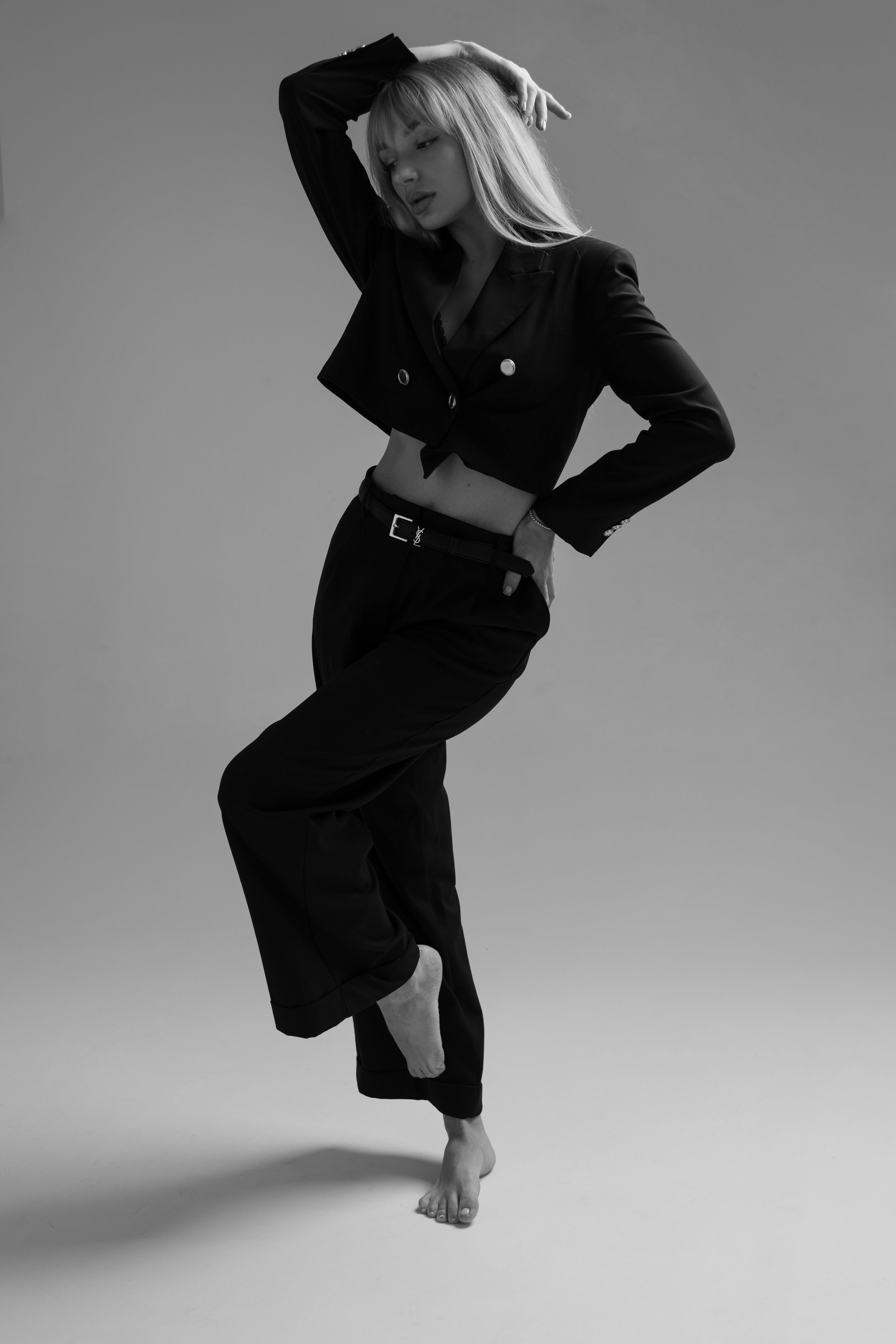 Free Elegant black and white studio portrait of a barefoot woman in a fashion outfit. Stock Photo