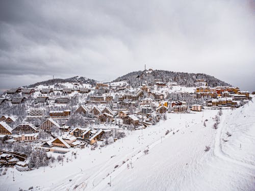 Foto profissional grátis de aldeia, aldeias, árvores