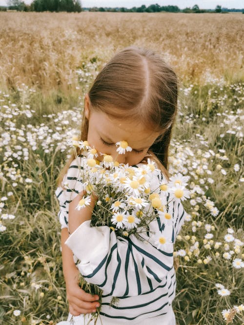 Gratis lagerfoto af barn, blomster, blomsterbuket