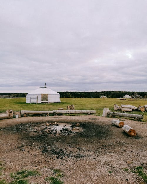 キャンプファイヤー場, たき火の場所, テントの無料の写真素材