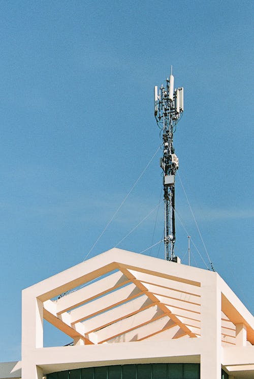 Immagine gratuita di albero radio, antenna, edificio