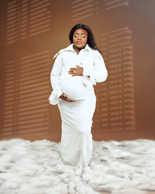 Безкоштовне стокове фото на тему «біла сукня, брюнетка, вагітна»