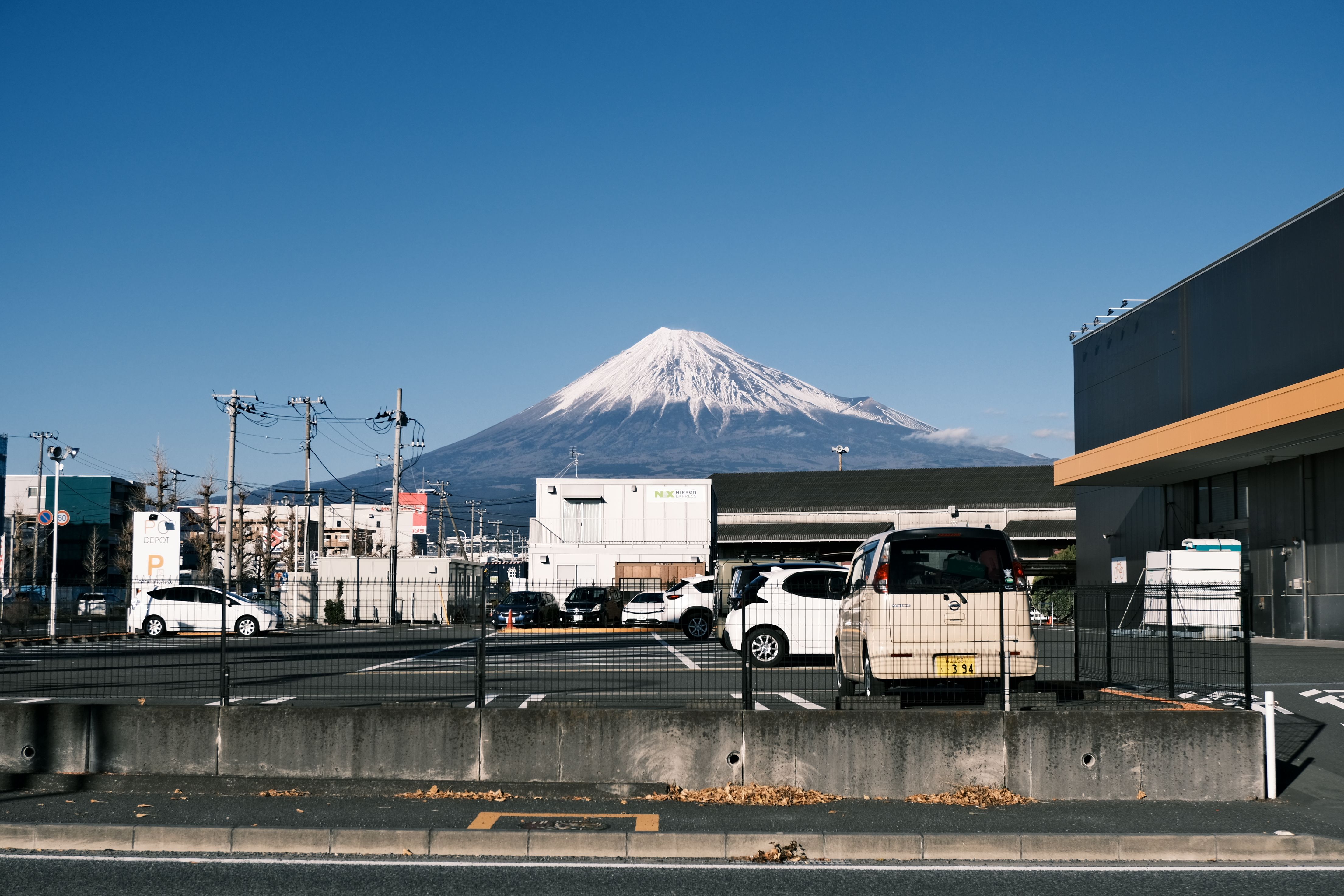 Turistas disfrutando de la vista del monte Fuji con sus teléfonos