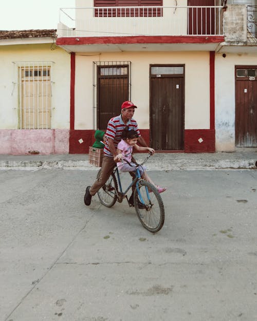 Fotobanka s bezplatnými fotkami na tému bicykel, budova, dcéra