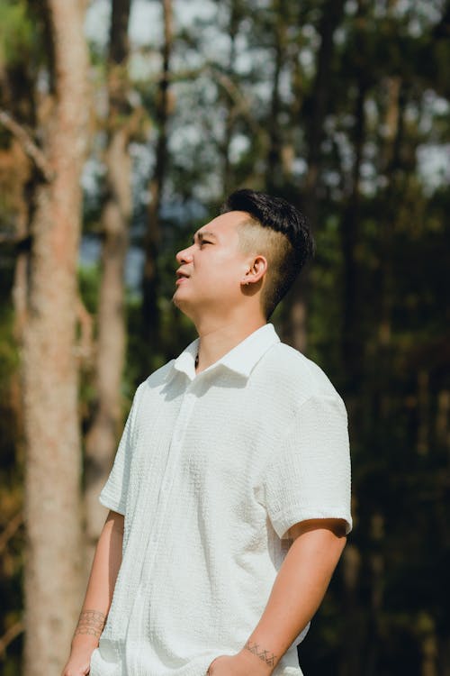 Gratis lagerfoto af asiatisk mand, hvid skjorte, kort hår