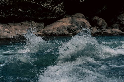 Безкоштовне стокове фото на тему «вода, впритул, камінь»