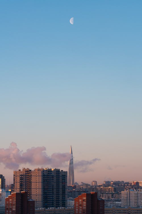 Fotobanka s bezplatnými fotkami na tému budovy, jasná obloha, mesta