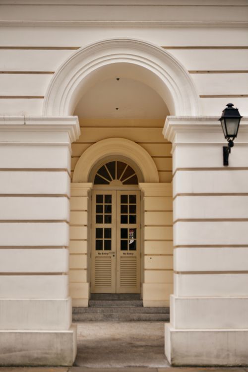 Free An elegant archway and door of an Asian museum building in Singapore, showcasing classic architecture. Stock Photo