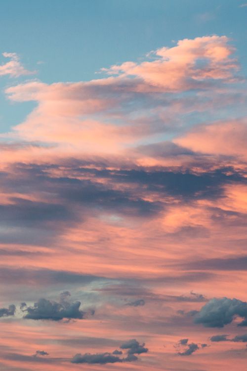 Free A serene sky with pink and blue clouds at dusk, capturing nature's tranquil beauty. Stock Photo