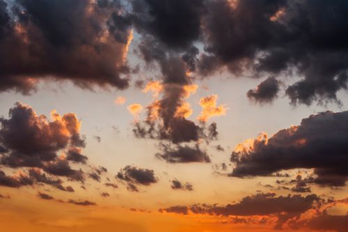 Free Captivating sunset with dramatic clouds, creating a vibrant and colorful sky. Stock Photo