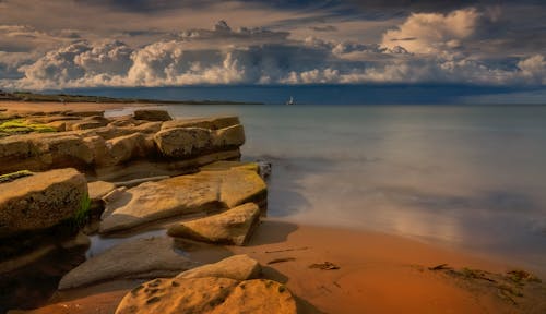 Foto stok gratis angin ribut, awan tebal, batu