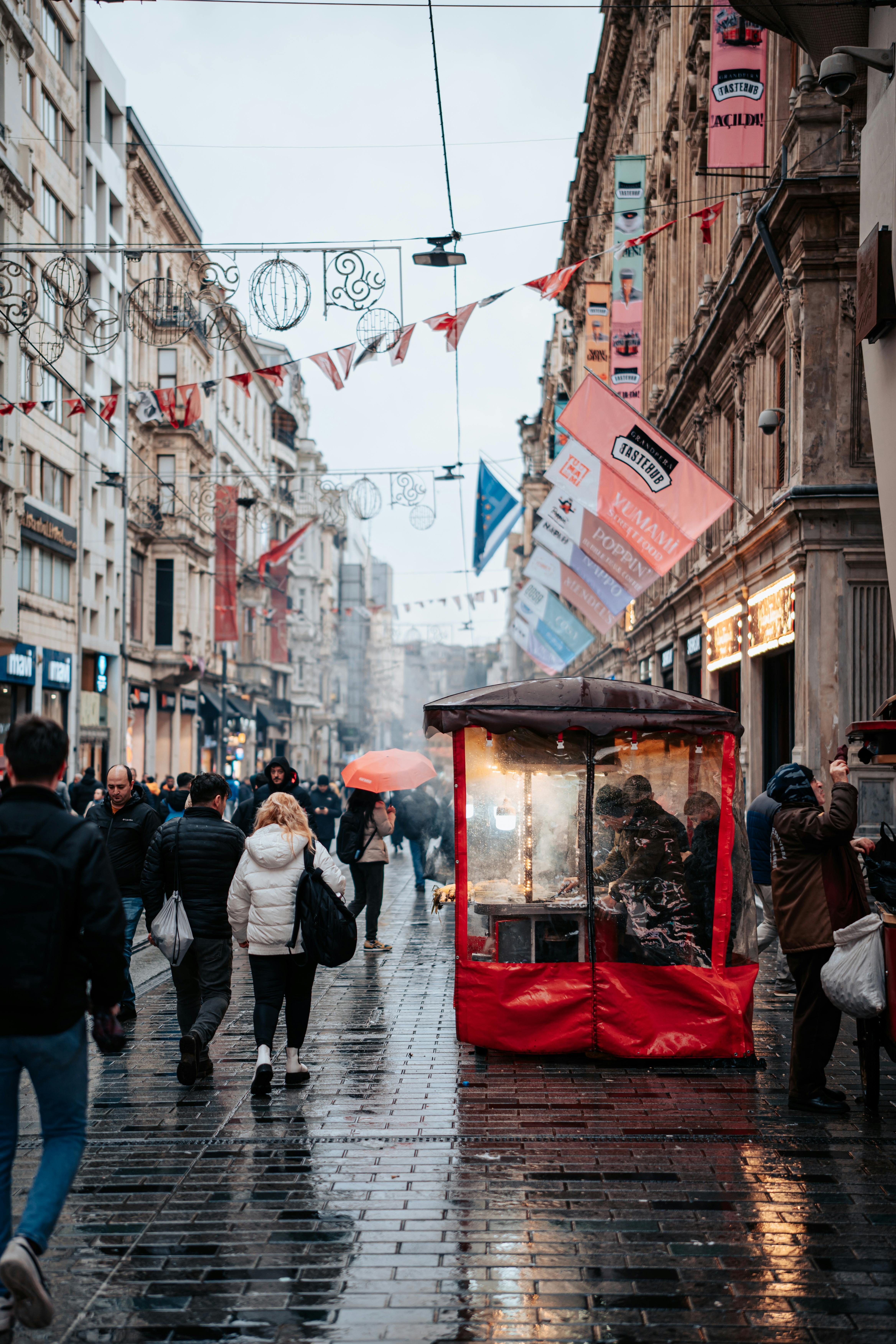 Scène de rue en couches avec encombrement au premier plan et profondeur, montrant une technique de composition
