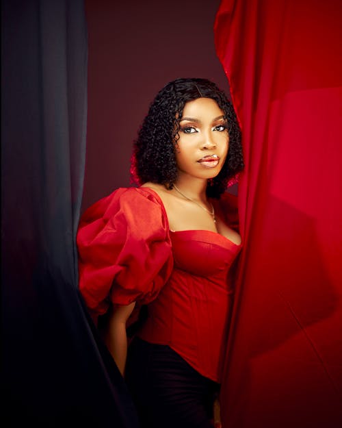 Darmowe zdjęcie z galerii z czarna kobieta, czarne włosy, czerwona koszula