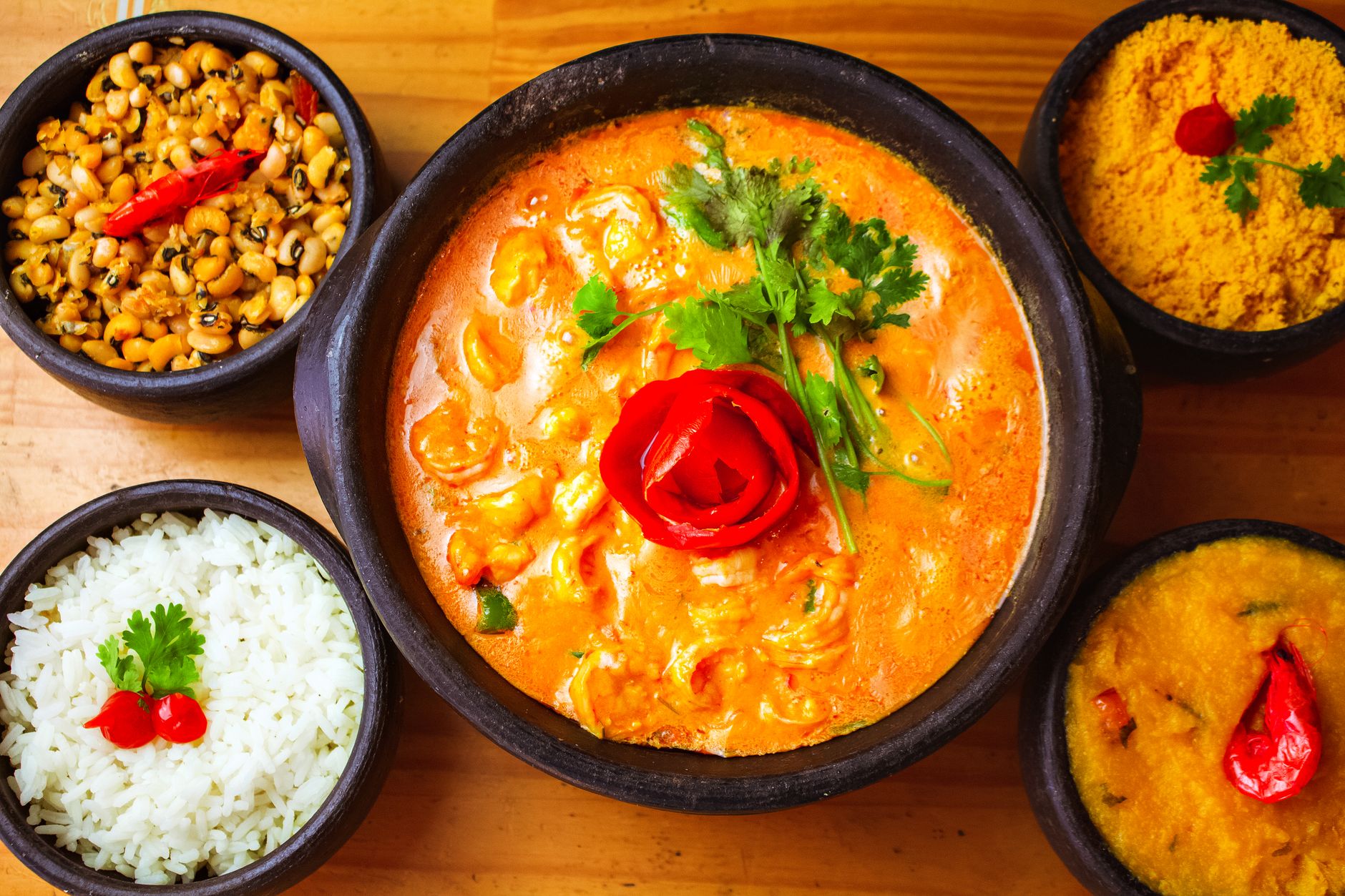 Assiette colorée de Jollof Rice servie avec du poulet grillé