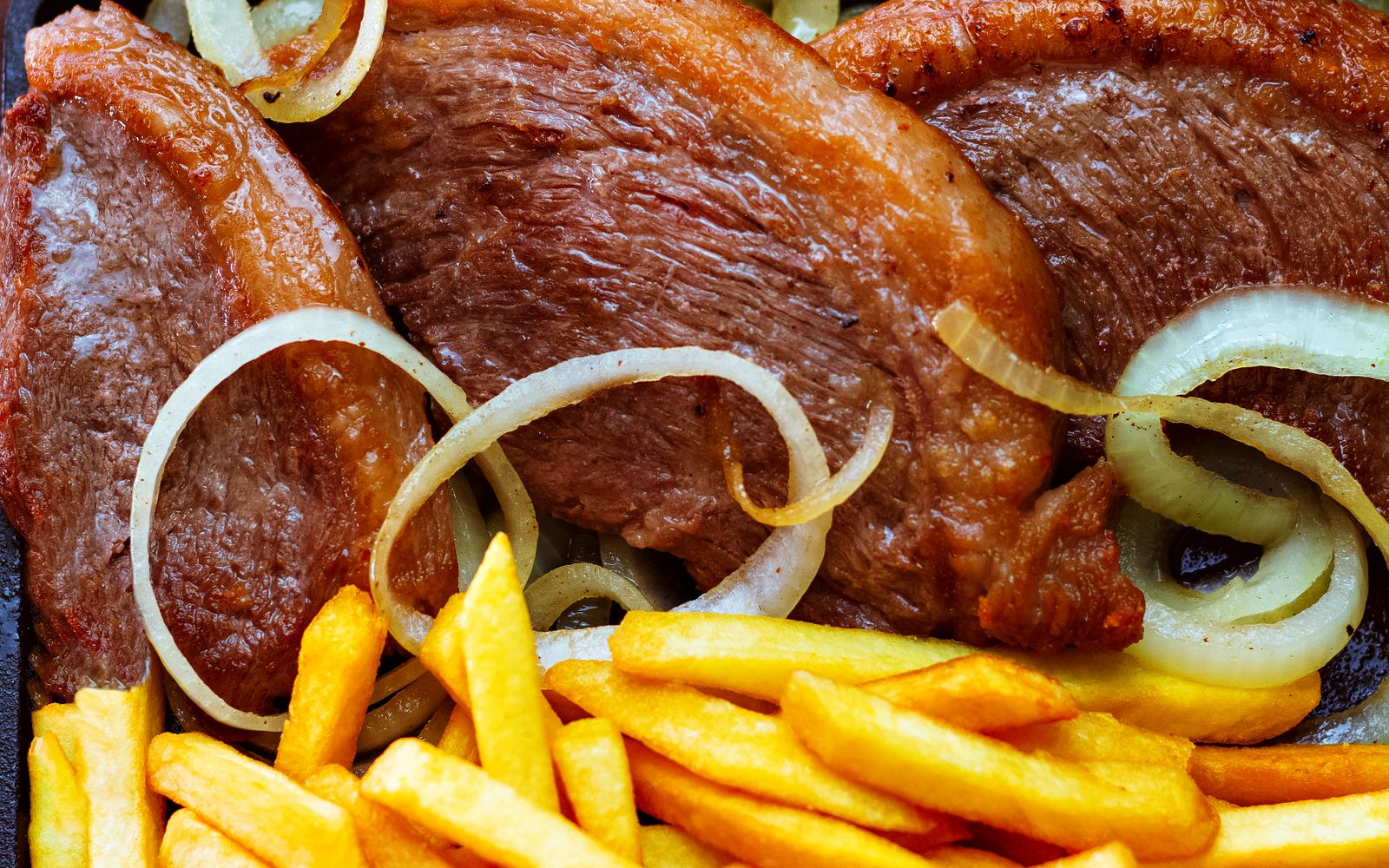 Foto de Bife acebolado com arroz, feijão e batata frita