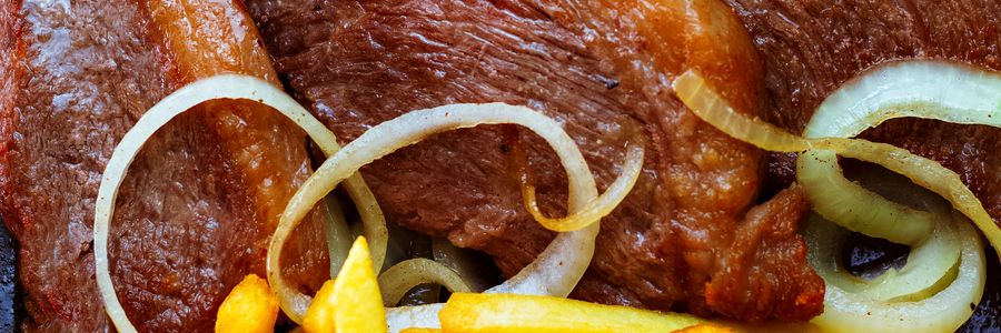 Foto de Bife acebolado com arroz, feijão e batata frita