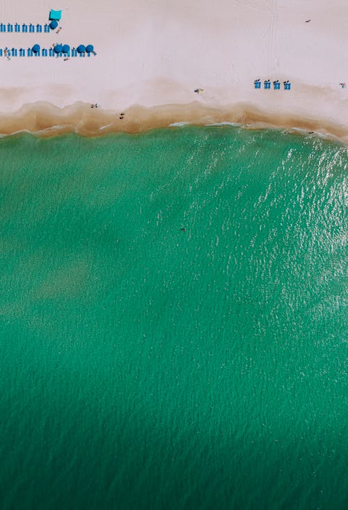 Luftaufnahme Eines Sonnigen Strandes Mit Türkisfarbenem Wasser Und Schwimmenden Menschen