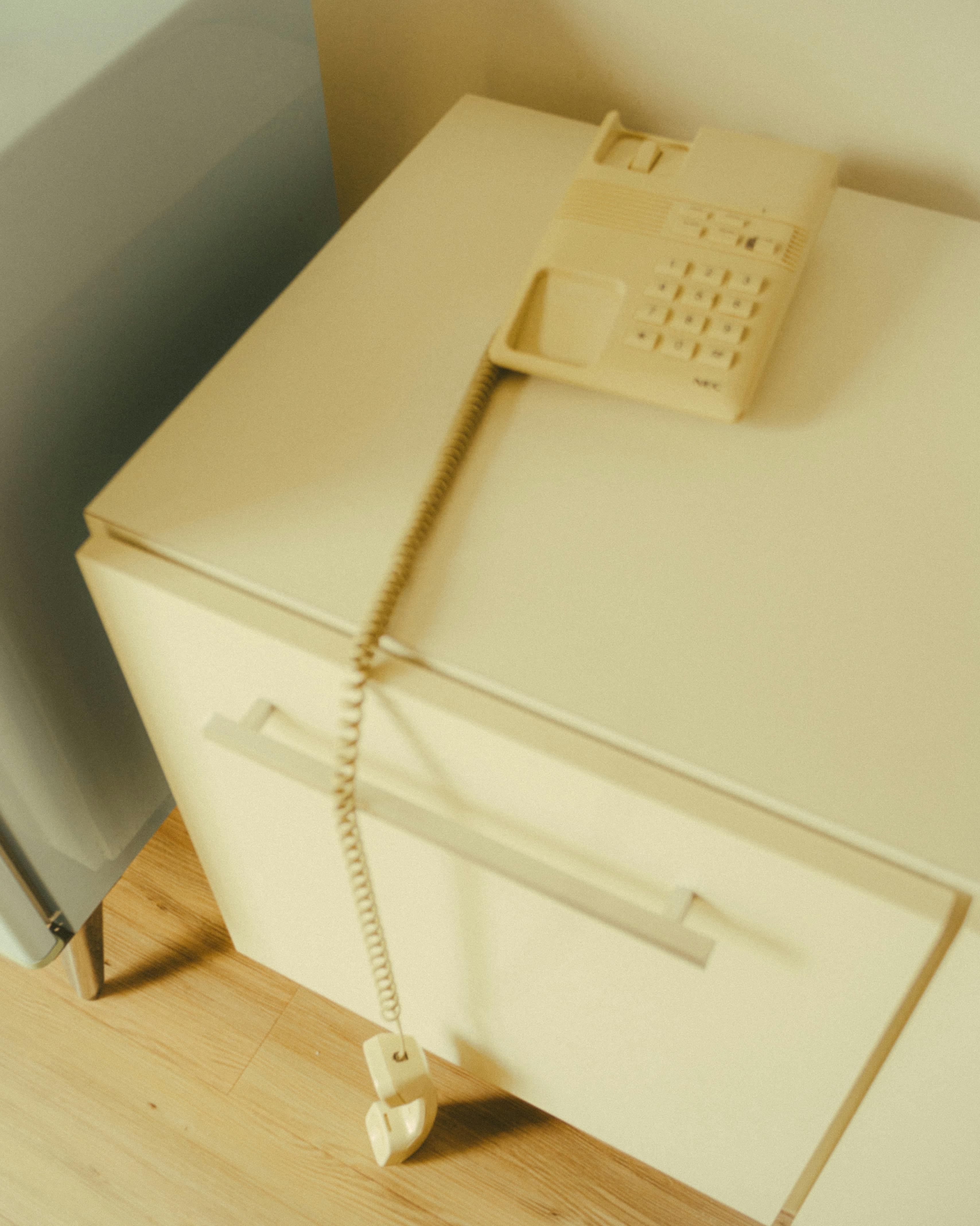 Retro handset on a cabinet in São Paulo, expressing nostalgia.