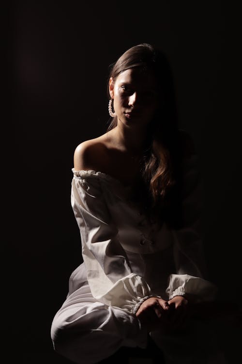 Darmowe zdjęcie z galerii z biała sukienka, ciemność, ciemny