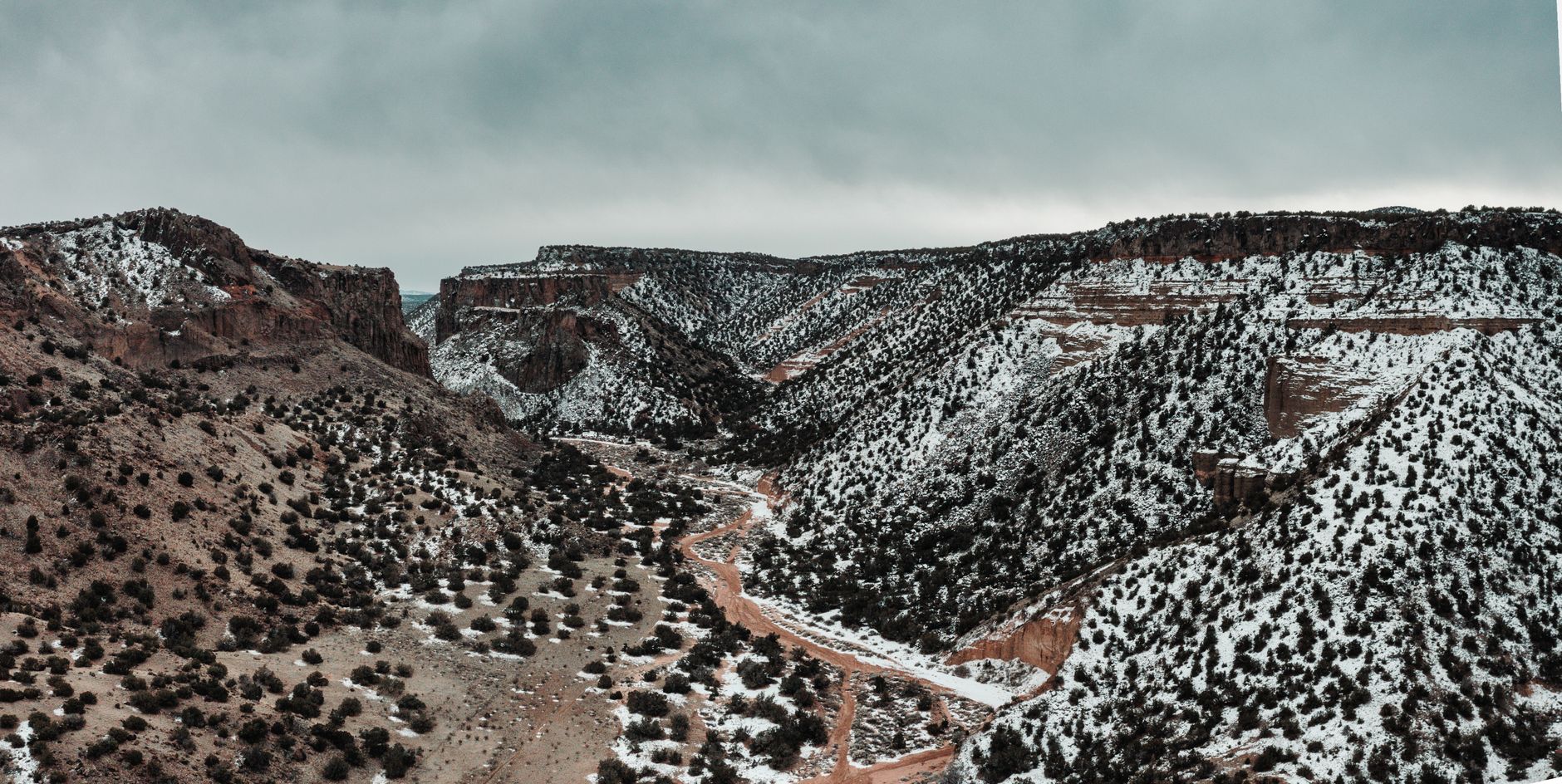 New Mexico'da bir adliye binası ve çöl manzarası