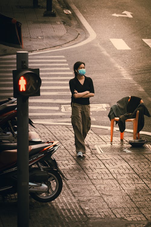 Základová fotografie zdarma na téma červené světlo, chirurgická maska, chodník