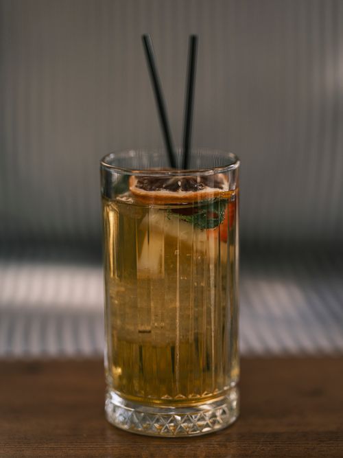 Free A cool yellow cocktail with ice cubes and straws, perfect for summer refreshment. Stock Photo