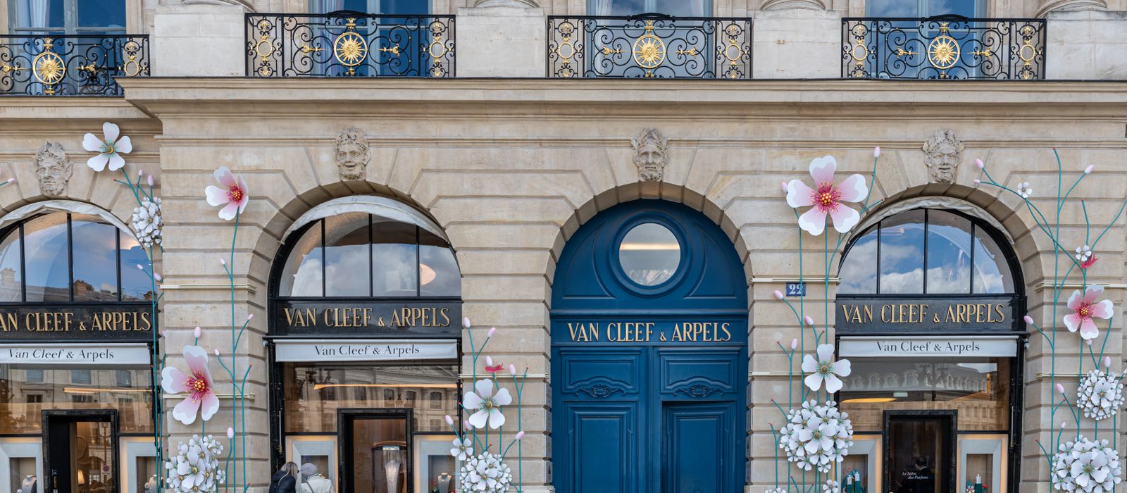 Elegant façade of Van Cleef & Arpels jewelry store on Place Vendôme, Paris.
