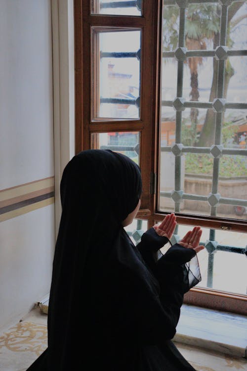Darmowe zdjęcie z galerii z chusta, kobieta, modlenie się