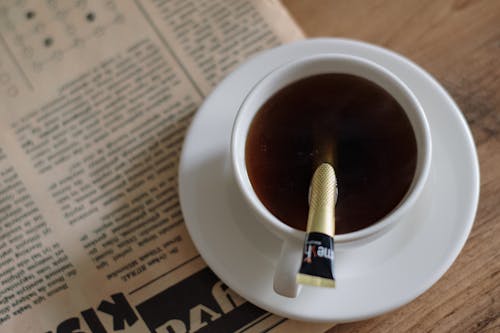 咖啡, 報紙, 小碟子 的 免费素材图片