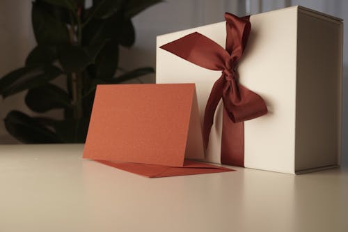 Darmowe zdjęcie z galerii z białe pudło, czerwona kartka z życzeniami, czerwona koperta