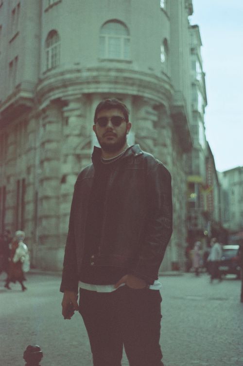 Free Street fashion portrait of a man in sunglasses in İstanbul, Türkiye. Stock Photo