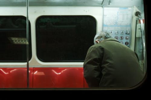 Безкоштовне стокове фото на тему «Громадський транспорт, метро, місто вночі»