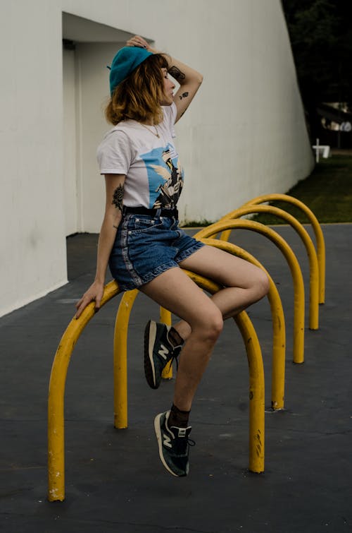 Femme Assise Sur Une Balustrade Jaune