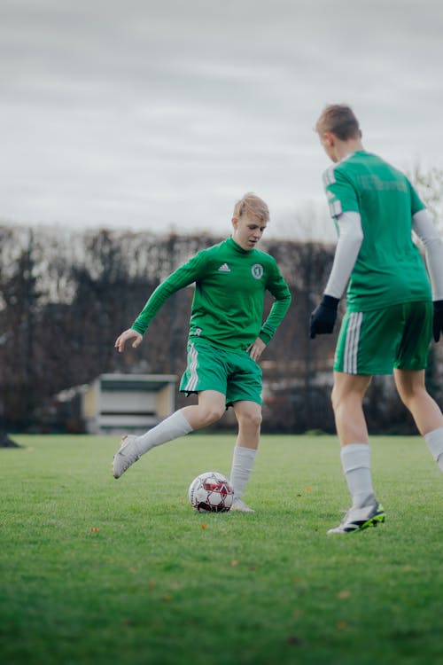 Základová fotografie zdarma na téma hraní, kluci, koule