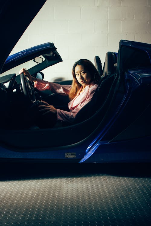 araba, Asyalı kadın, dikey atış içeren Ücretsiz stok fotoğraf