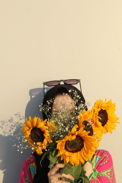 Gratis stockfoto met bloemen, fotomodel, gele achtergrond