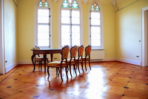Základová fotografie zdarma na téma dřevěná židle, dřevěný stůl, matrika