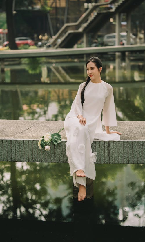 Ingyenes stockfotó ázsiai nő, békés, fehér maxi ruha témában