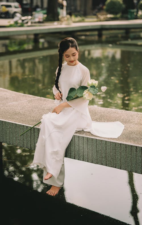 Безкоштовне стокове фото на тему «азіатська жінка, біле максі плаття, босоніж»