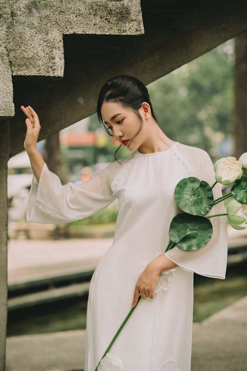 Beyaz elbise, çiçek, dalgın içeren Ücretsiz stok fotoğraf