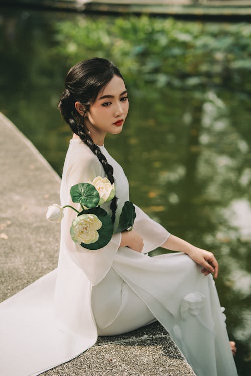 Asyalı kadın, beyaz maxi elbise, Çiçekler içeren Ücretsiz stok fotoğraf