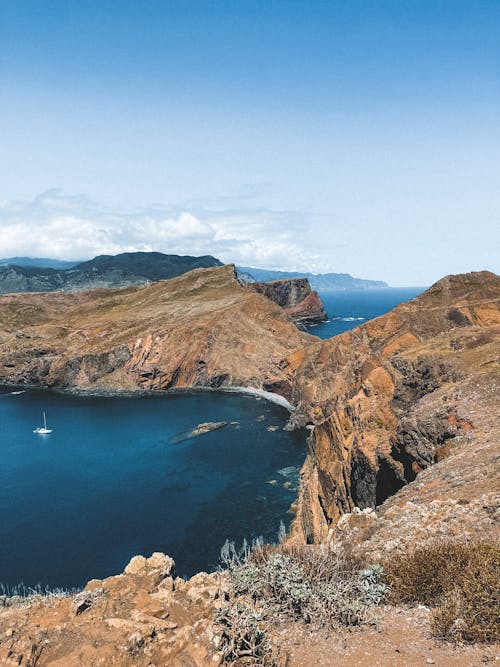 dağlar, deniz kıyısı, dikey atış içeren Ücretsiz stok fotoğraf