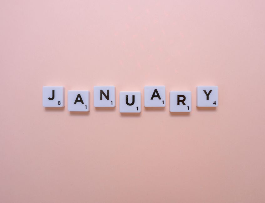スクラブルスタイルのタイルが桃色のパステル背景に「1月」と綴り、新たなスタートを思い起こさせます。